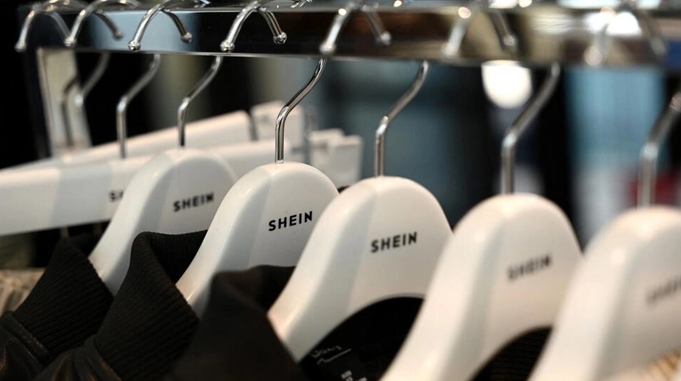 印有中国"快时尚"品牌shein标志的衣架 资料图 图源:法媒