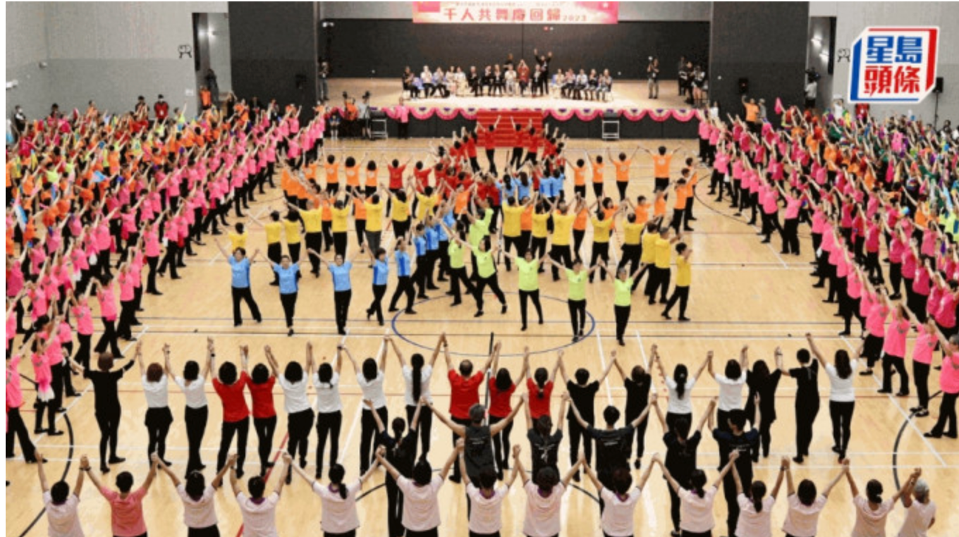 30日，40余舞蹈团体跳“千人舞”庆香港回归26周年 图自香港星岛网