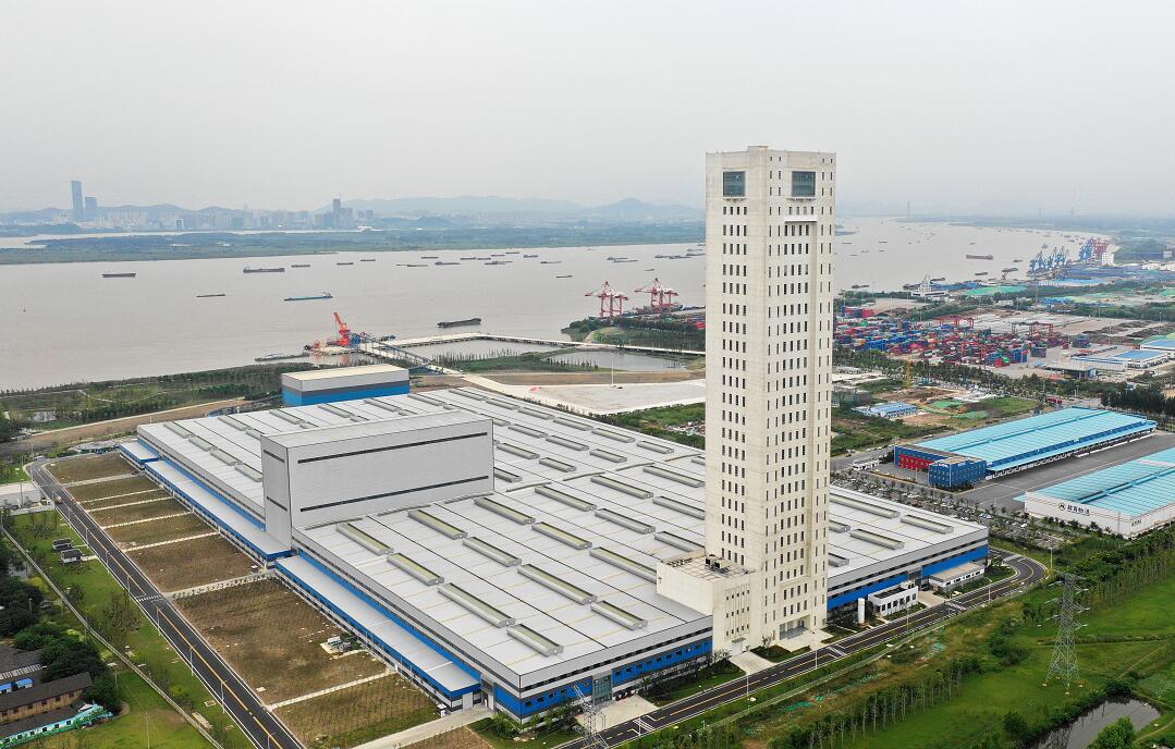 航空工业宝胜海缆公司位于扬州经济技术开发区，总投资50亿元，占地面积40万平方米，拥有201.68米全球最高的立塔，是全球单体最大的海缆生产基地