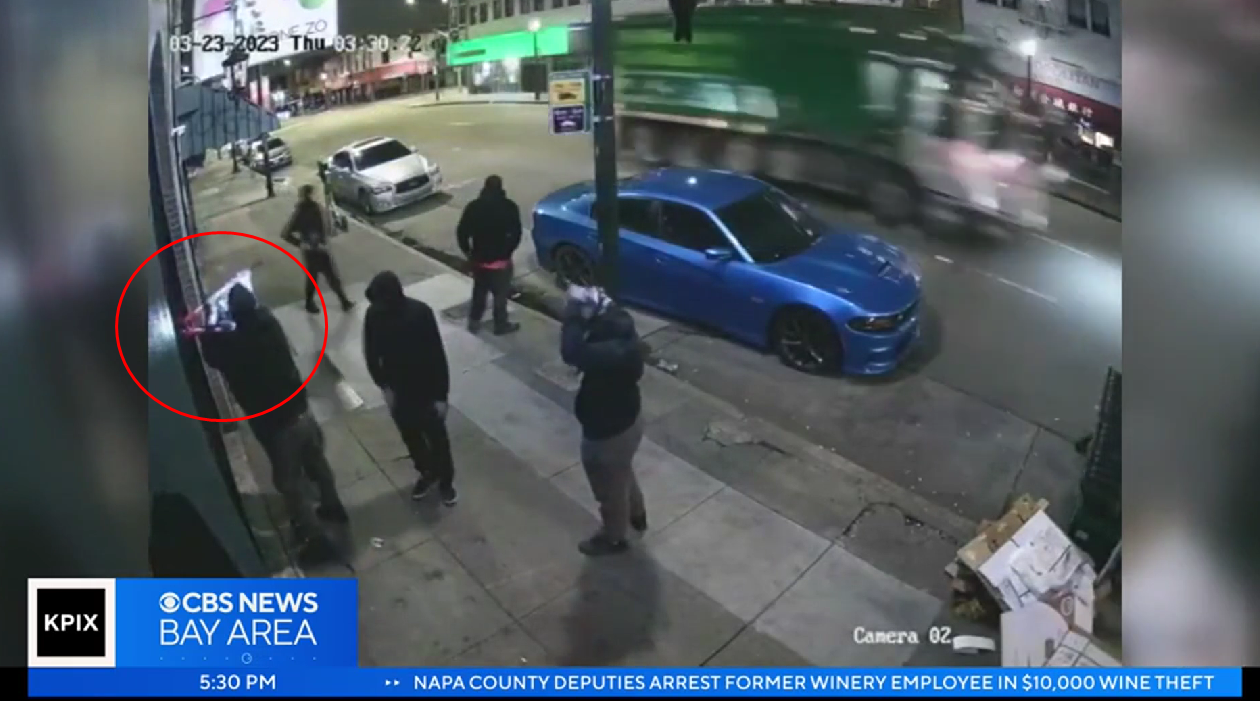 窃贼使用工作撬开餐厅前门（CBS视频截图）