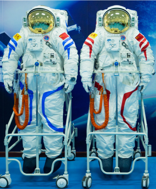 舱外服岗位人员田长盛说:"新一代飞天舱外服从立项到现在,走过了8年