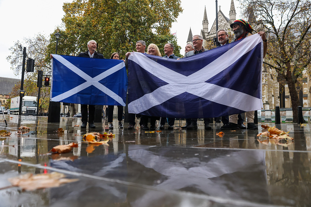 当地时间2022年11月23日,英国伦敦,支持苏格兰独立的人在最高法院外举
