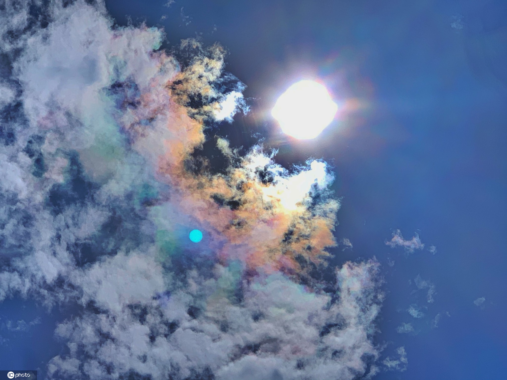 北京暴雨过后,天空出现七彩云