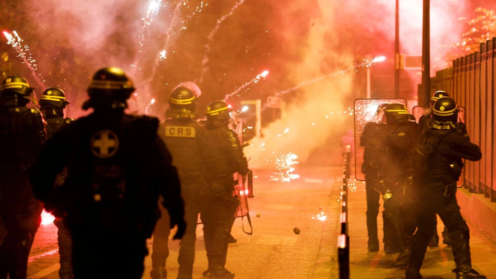 2023年6月30日，法国巴黎郊区，警方与骚乱者发生冲突 图自法兰西24电台报道配图