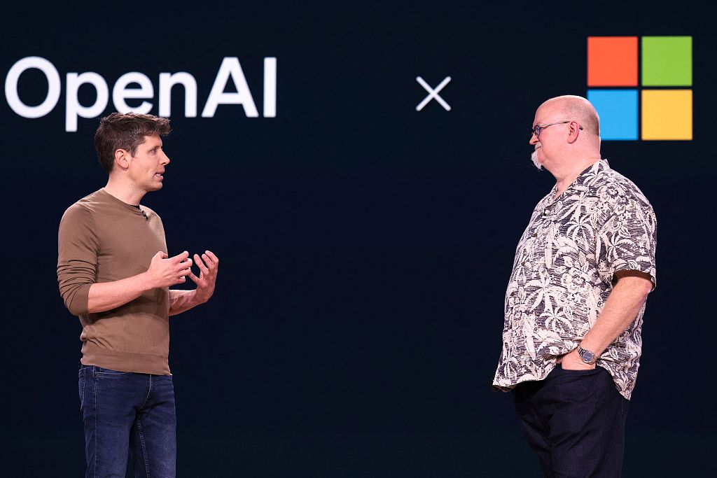 资料图：当地时间2024年5月21日，美国华盛顿州，微软Build 2024开发者大会上，OpenAI首席执行官萨姆·奥特曼(左)与微软首席技术官兼人工智能执行副总裁凯文·斯科特交谈。（视觉中国）