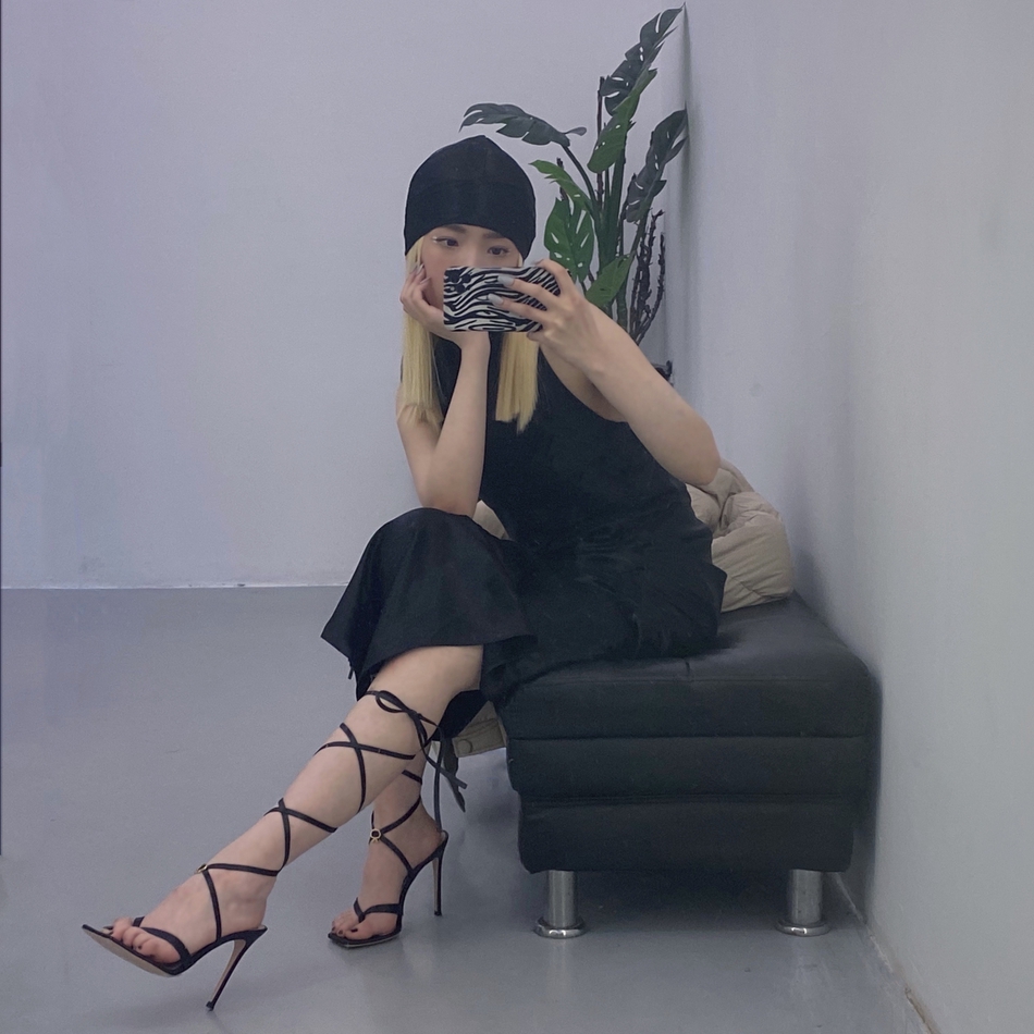孟美岐晒对镜自拍照 脚踩绑带高跟鞋性感十足
