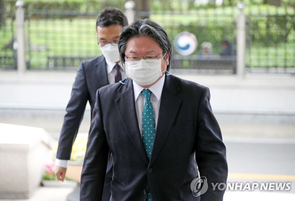 钟路区的韩国外交部大楼,日本驻韩国大使馆总括公使相马弘尚走进大楼