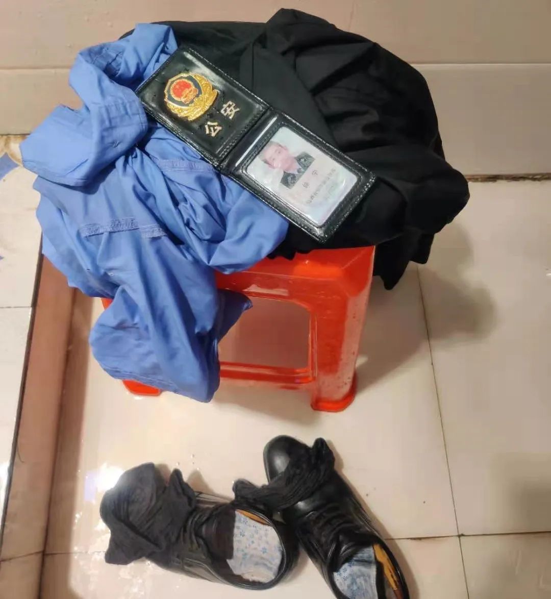 徐宁回到所里脱下湿透的衣服,鞋袜