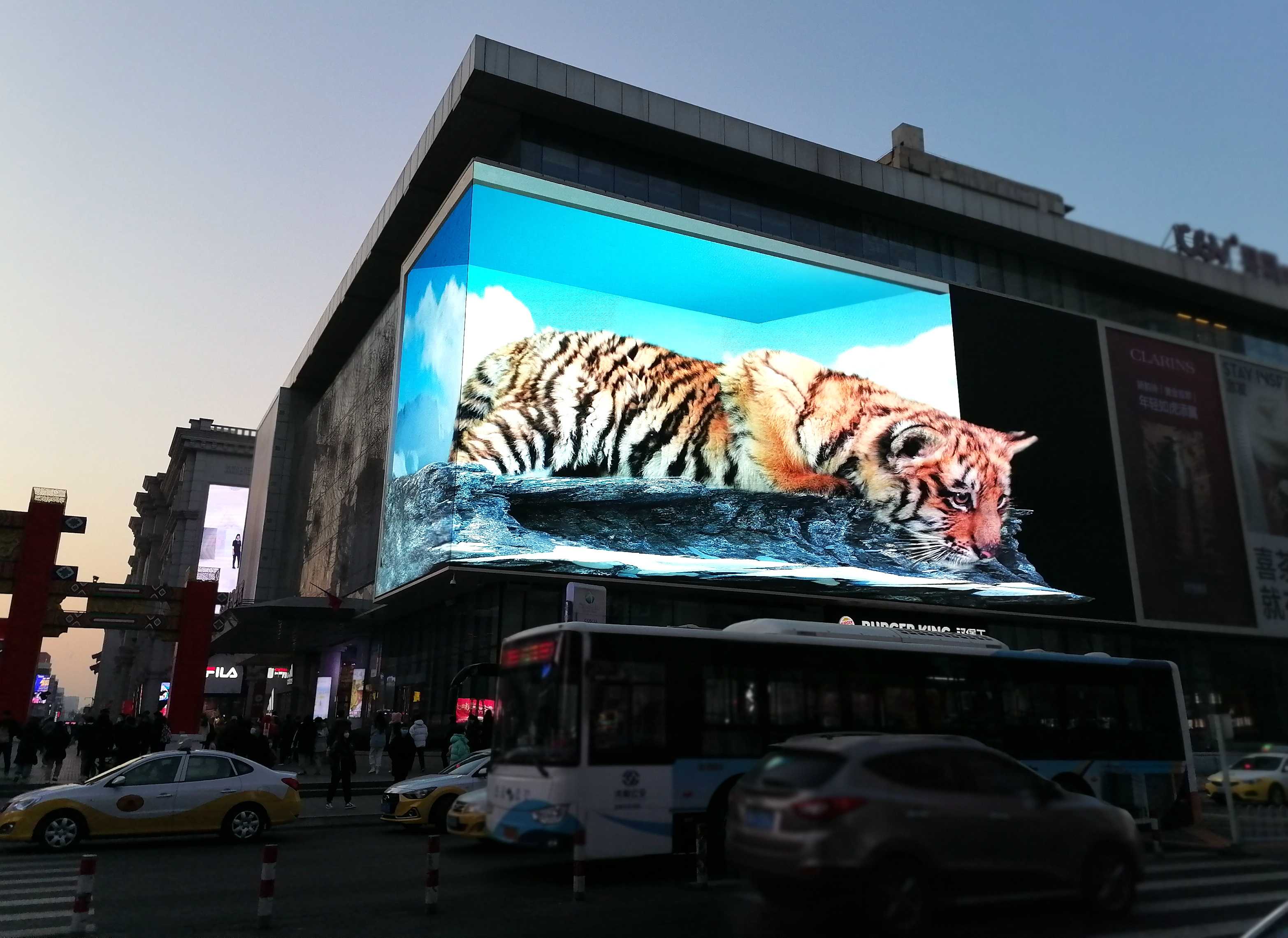 春节将至辽宁沈阳中街大屏现3d东北虎迎新春