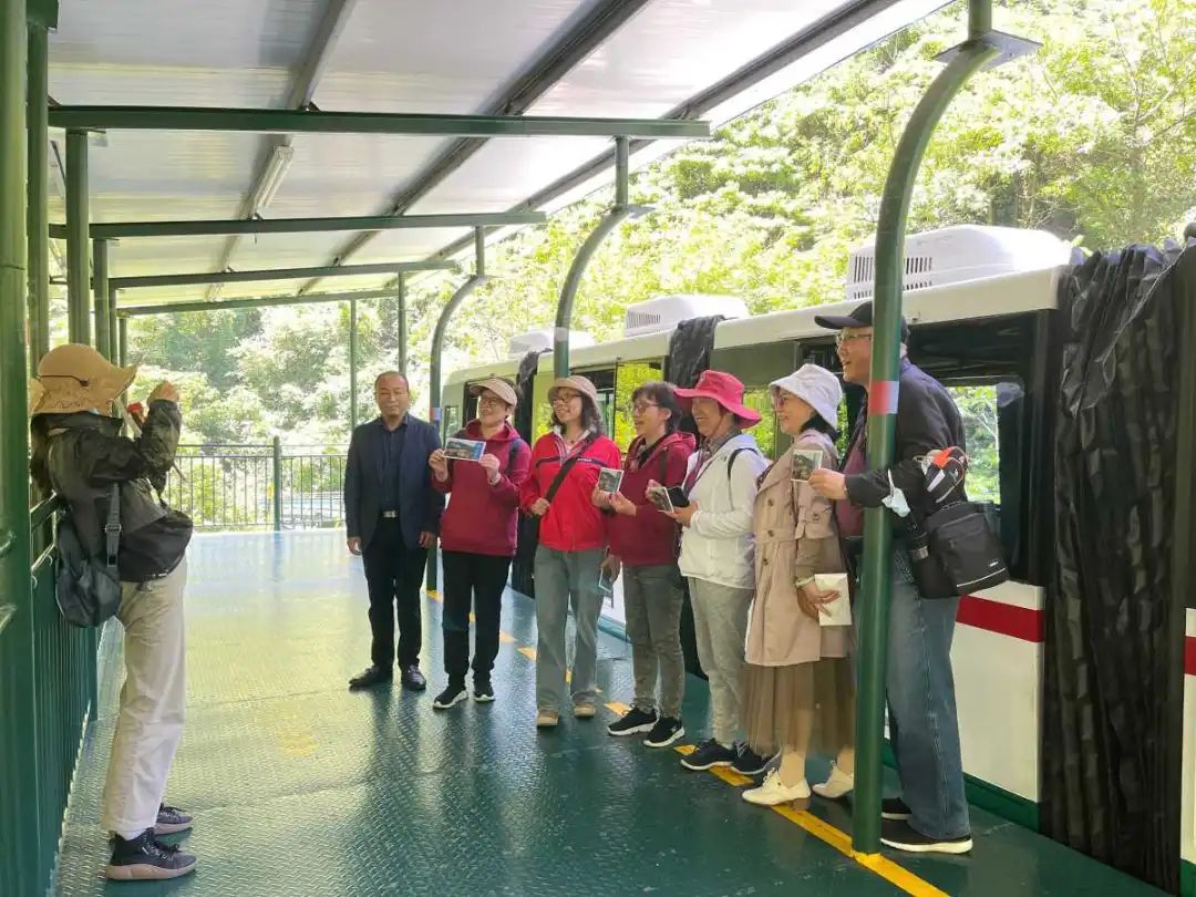 游客与即将停运的小火车合影留念