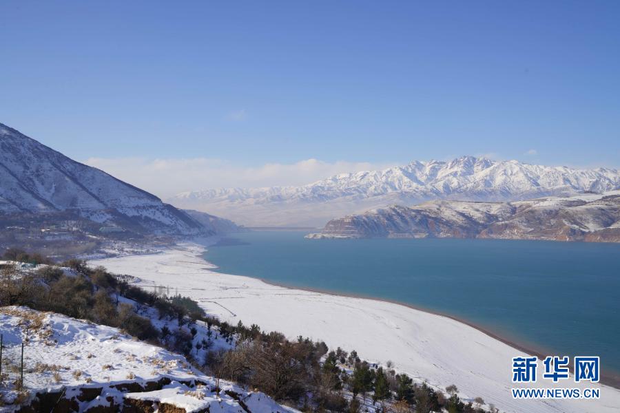 這是11月21日在烏茲別克斯坦首都塔什干附近的山區拍攝的雪景.