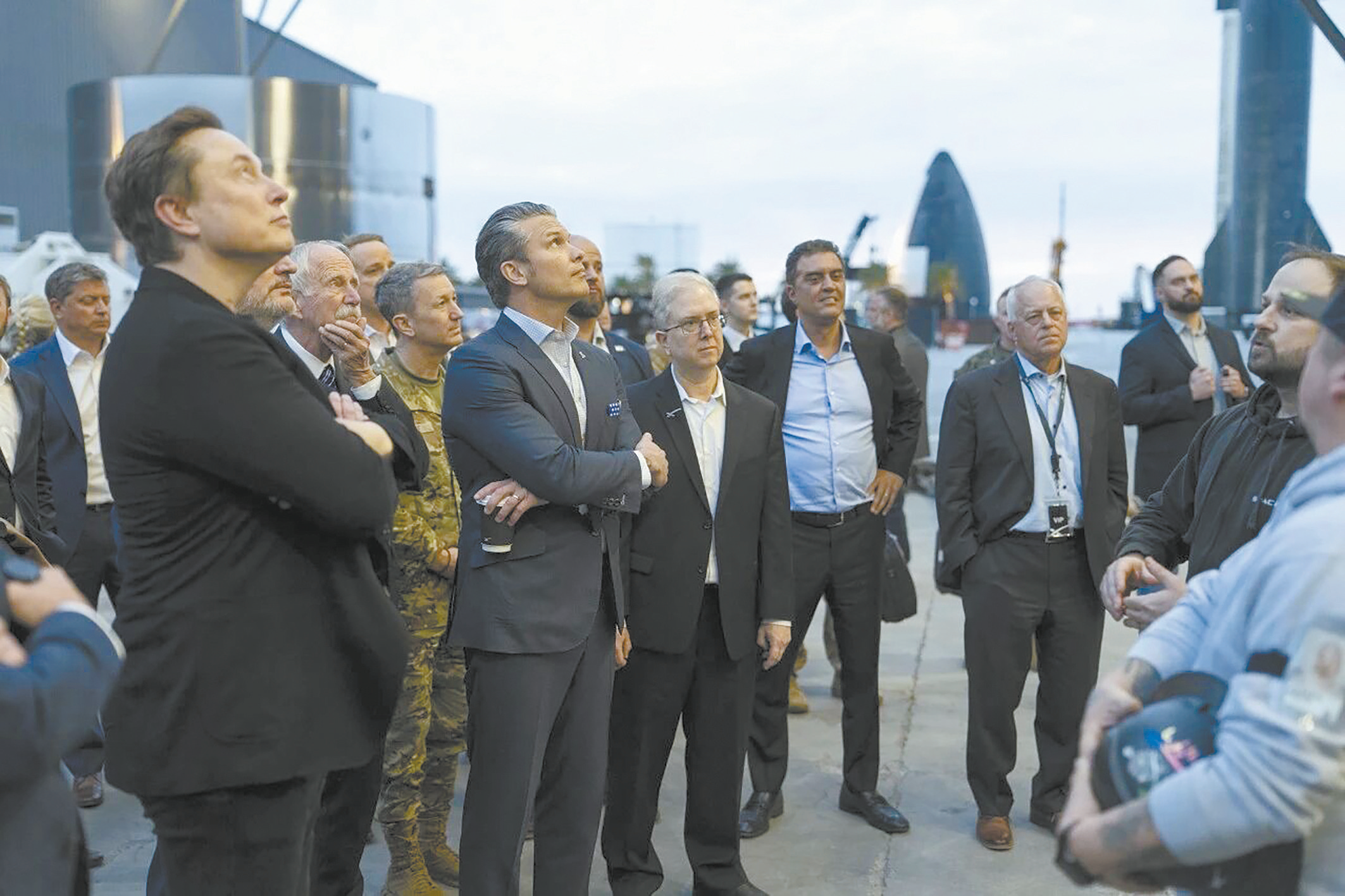 当地时间12日，美国防长在马斯克陪同下视察“星舰基地”。