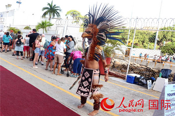 在邮轮码头迎宾的玛雅女 于世文 摄