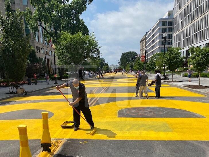 鲍泽下令在通往白宫的16街区域粉刷上“黑人的命也是命”的巨型亮黄色抗议标语。图源：TMZ