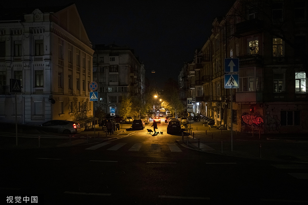 当地时间2022年11月2日,乌克兰基辅,人们走在黑暗的街道上。(视觉中国)