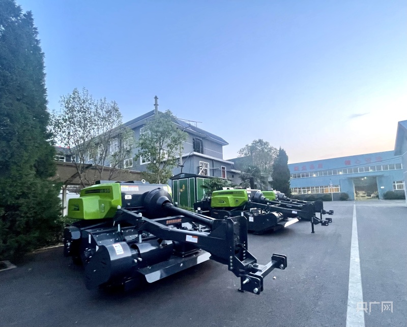 花溪科技生产的粉碎除尘型秸秆打捆机(央广网见习记者 张丽娜 摄)