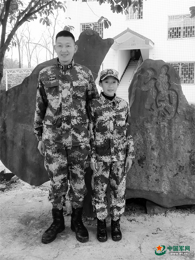 李京超（左）与来营探亲的女儿。