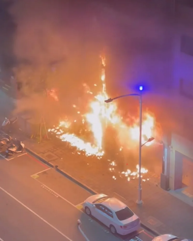 台湾高雄市一房产中介公司26日凌晨发生火灾。图源：台湾联合新闻网