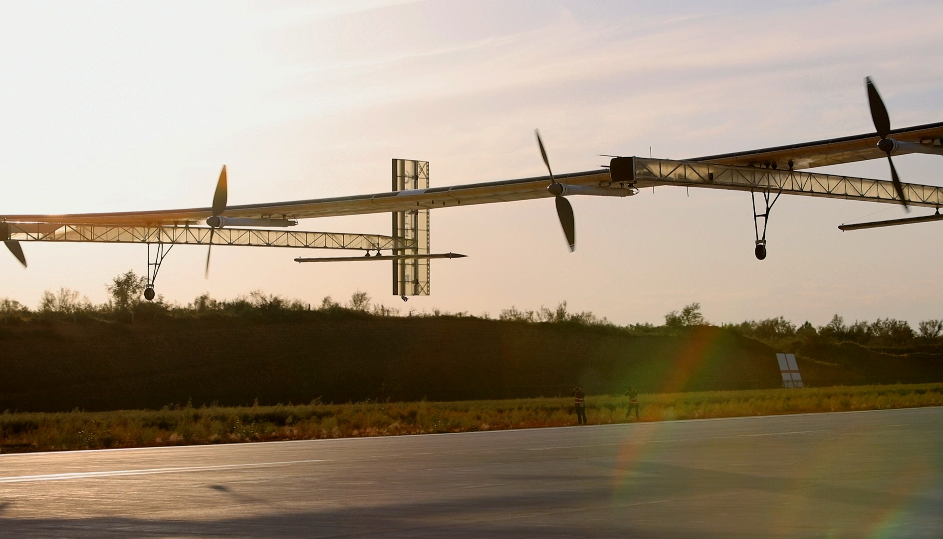 9月3日，由航空工业一飞院研制的“启明星50”临近空间大型太阳能无人机在陕西榆林成功首飞。