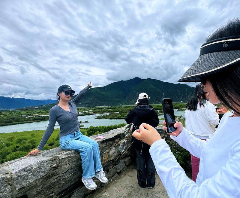 记者 白玛泽旺 摄图为游客漫步在景色宜人的西藏雅尼国家湿地公园