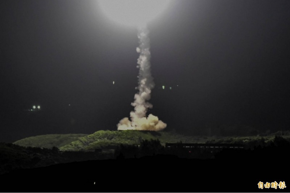 台“中科院”24日晚间试射导弹。图源：台湾《自由时报》