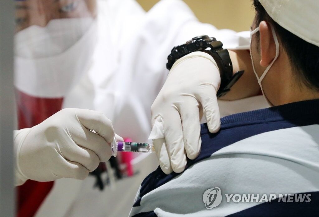 韩国市民接种流感疫苗资料图