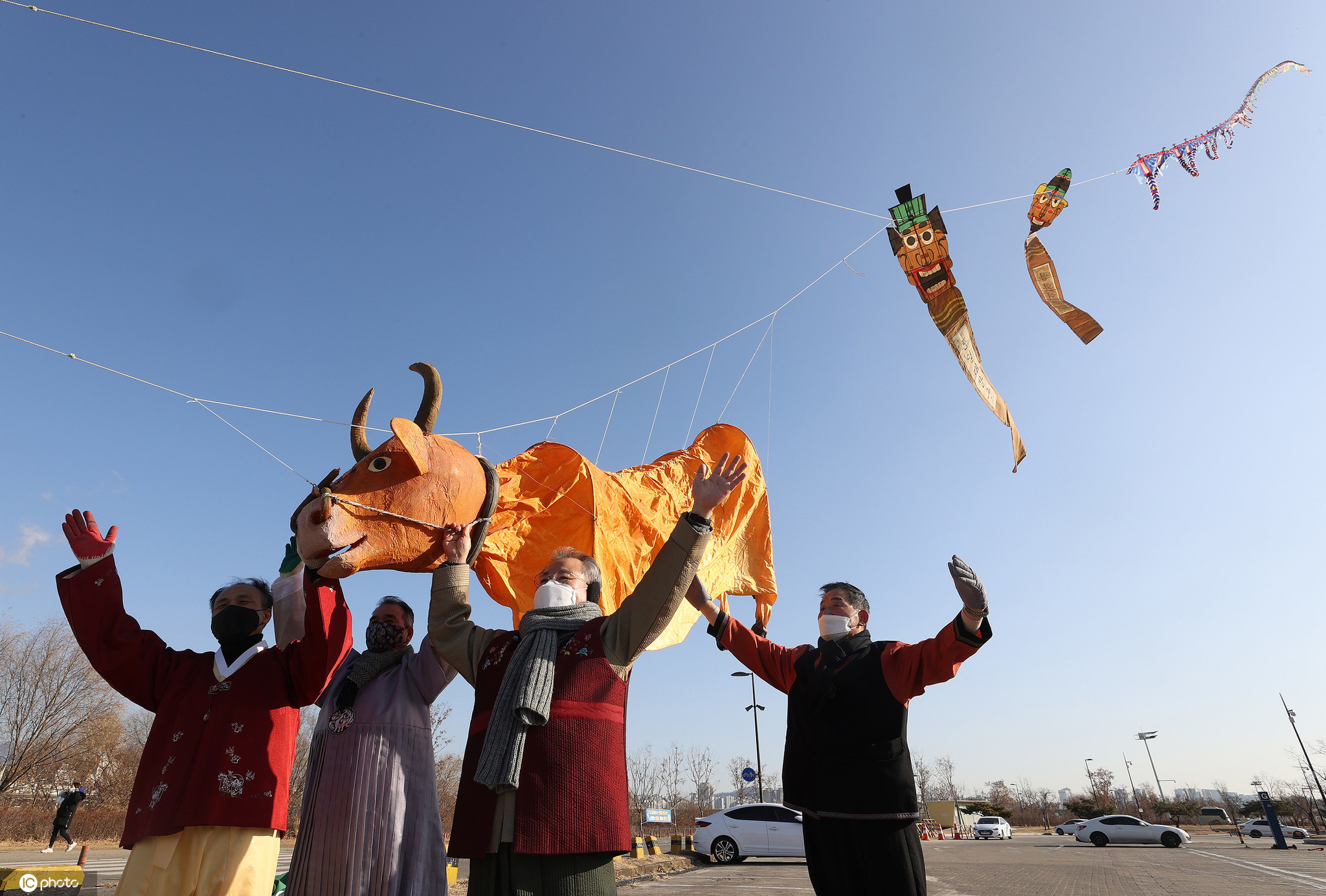 新年牛气冲天!韩国民众放飞"牛"风筝
