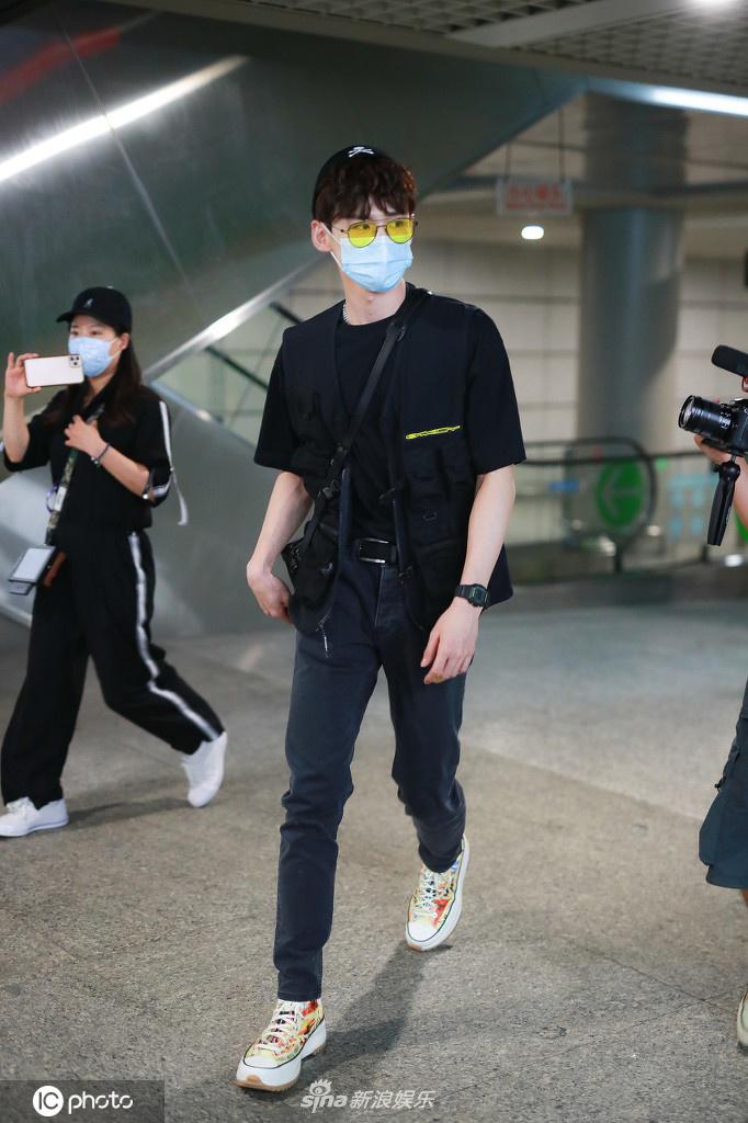 2020年8月4日,上海,白敬亭现身机场.