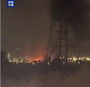 以色列海法一炼油厂当地时间14日晚遭伊朗导弹袭击