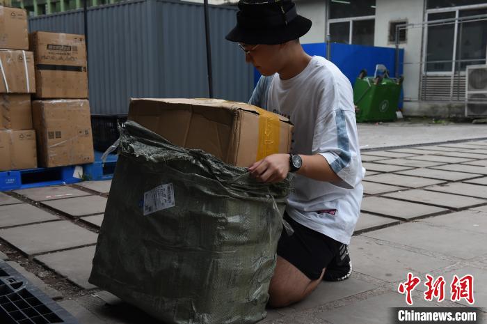 重庆大学快递爆仓包裹堆积如山