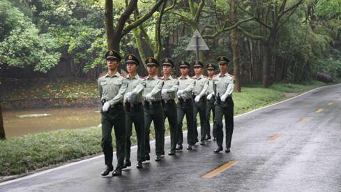 执勤九中队官兵交接哨