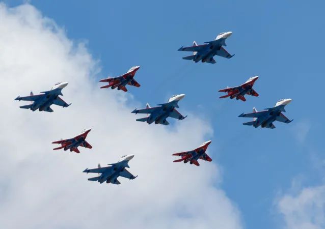 “库宾卡钻石”，由“俄罗斯勇士”和“雨燕”飞行表演队驾驶“苏-30SM”和“米格-29”组成。