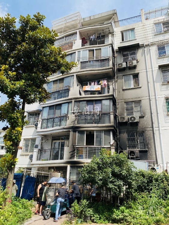 合肥一小区一楼院内凌晨突传爆炸声 房中六人紧急逃生