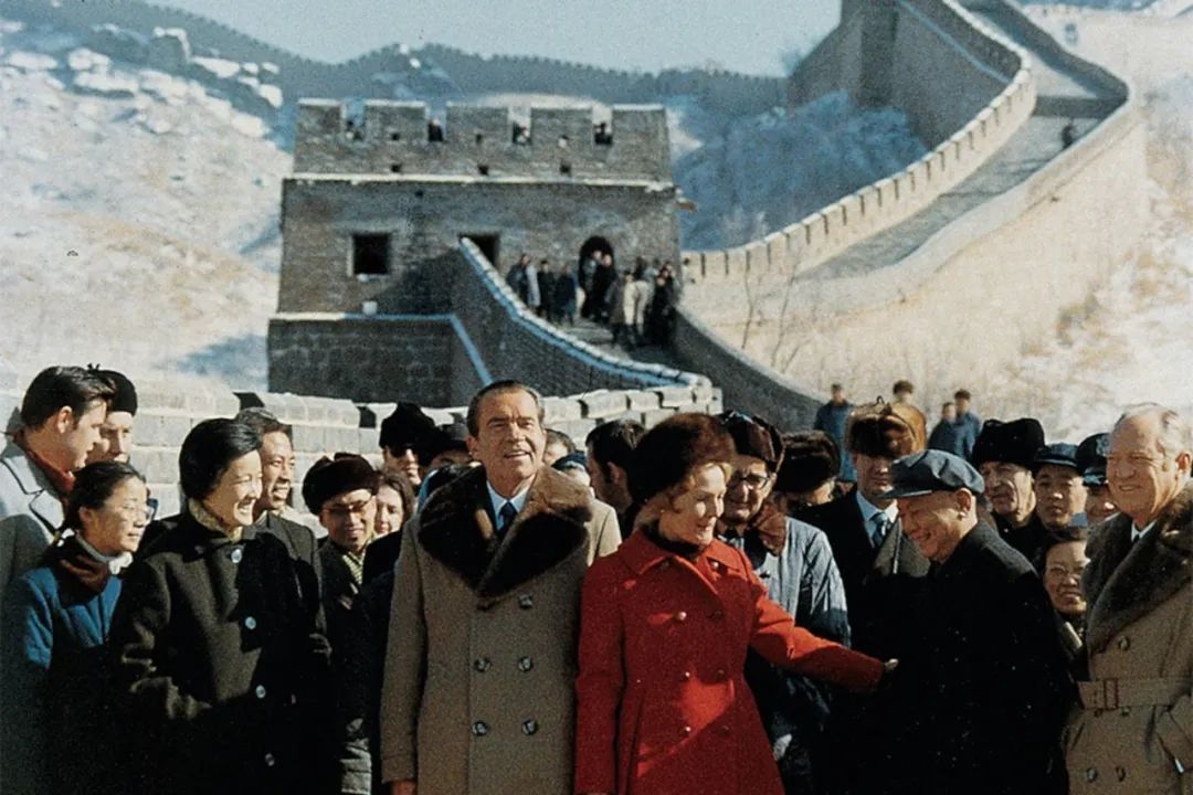 ▲ 1972年2月，尼克松夫妇参观八达岭长城。