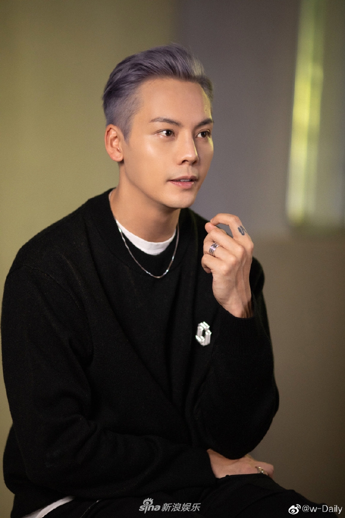 新发色营业陈伟霆染灰紫色头发潮范十足