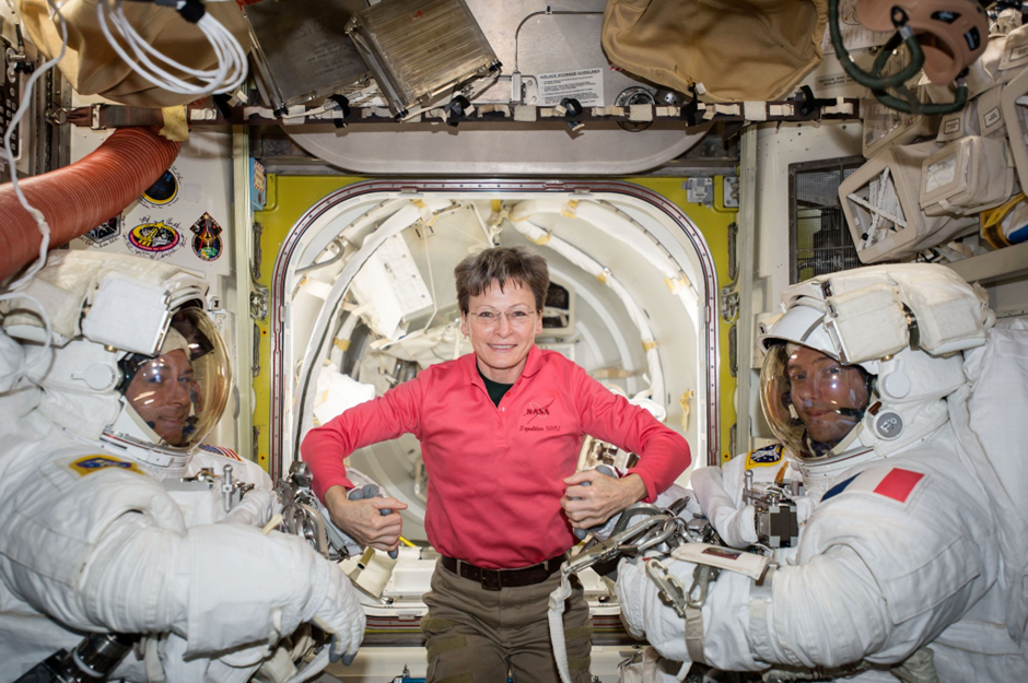 △NASA的著名航天员Peggy Whitson在国际空间站时就时常戴着眼镜，她身边执行出舱作业的航天员本质上也“戴着眼镜”。