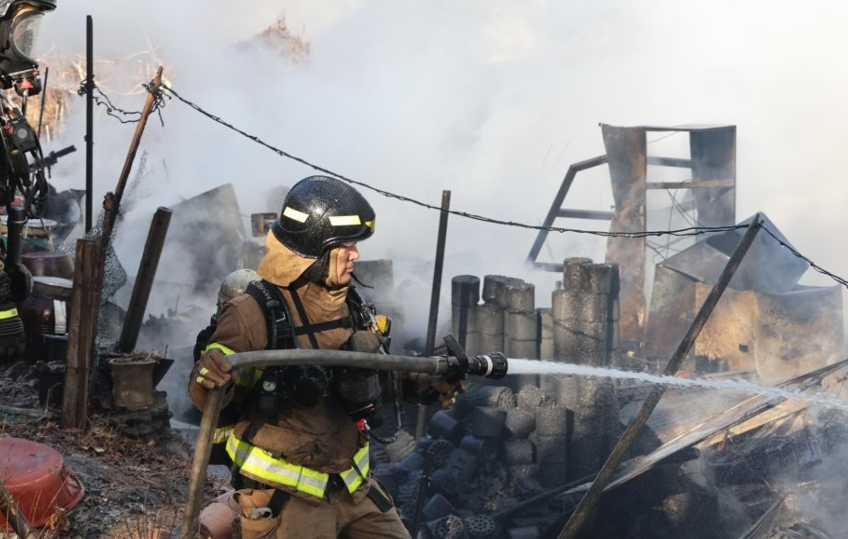 韩国消防人员正在火灾现场灭火 图自韩媒