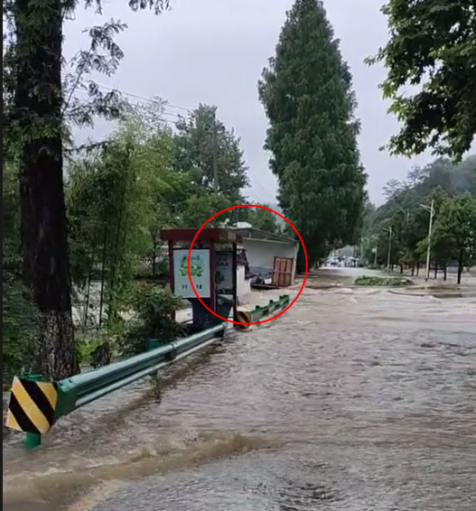 安徽黄山一栋房子被洪水冲走?当地村委会工作人员回应