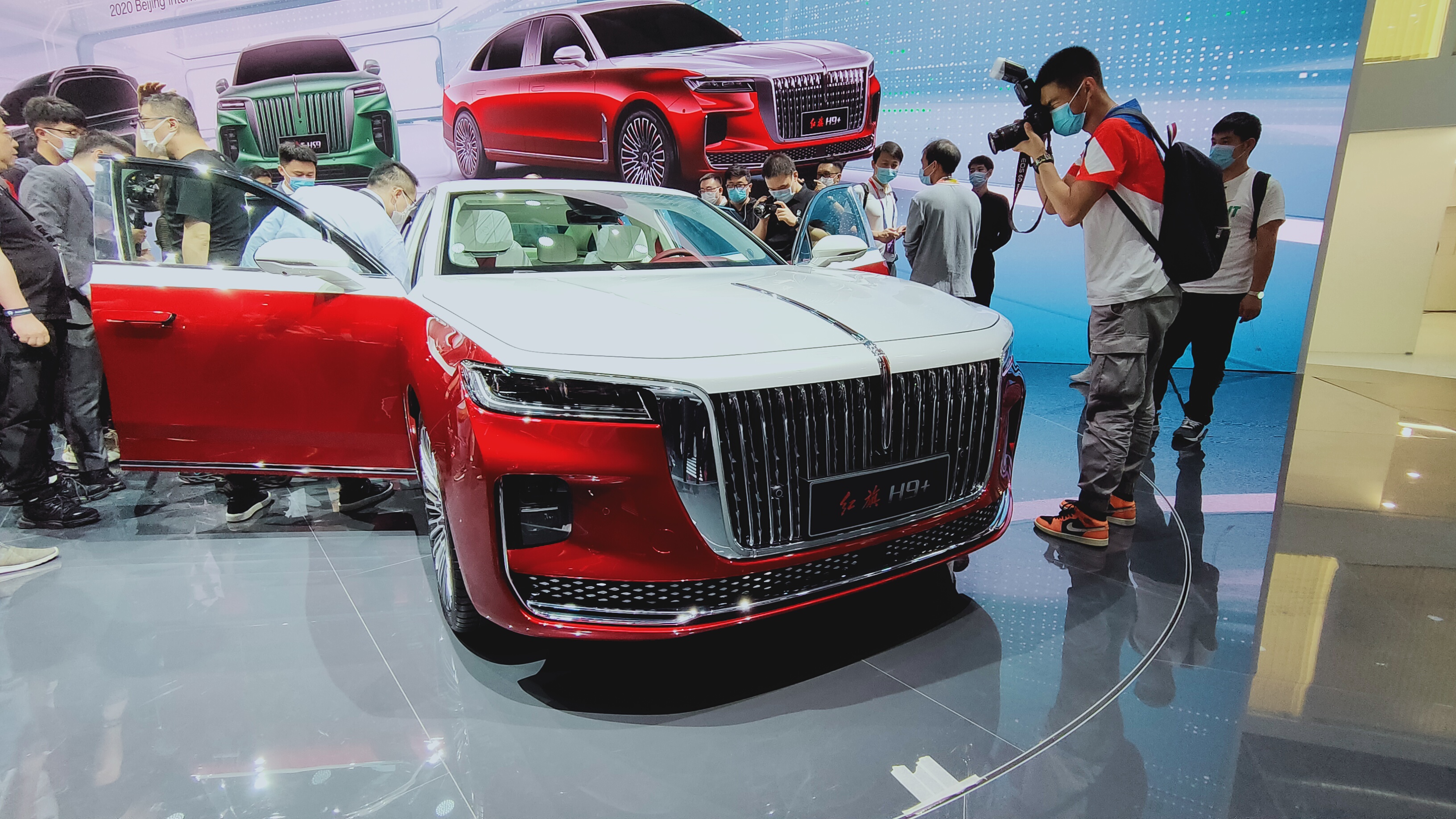 红旗在今年车展上连发三辆新车,红旗hs7 ,hs9,hs9 比亚迪用中国红唱响