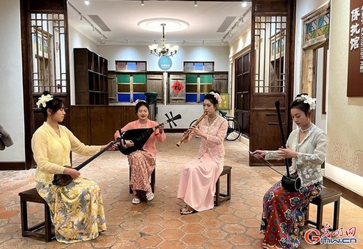 晋江梧林传统村落内的南音表演