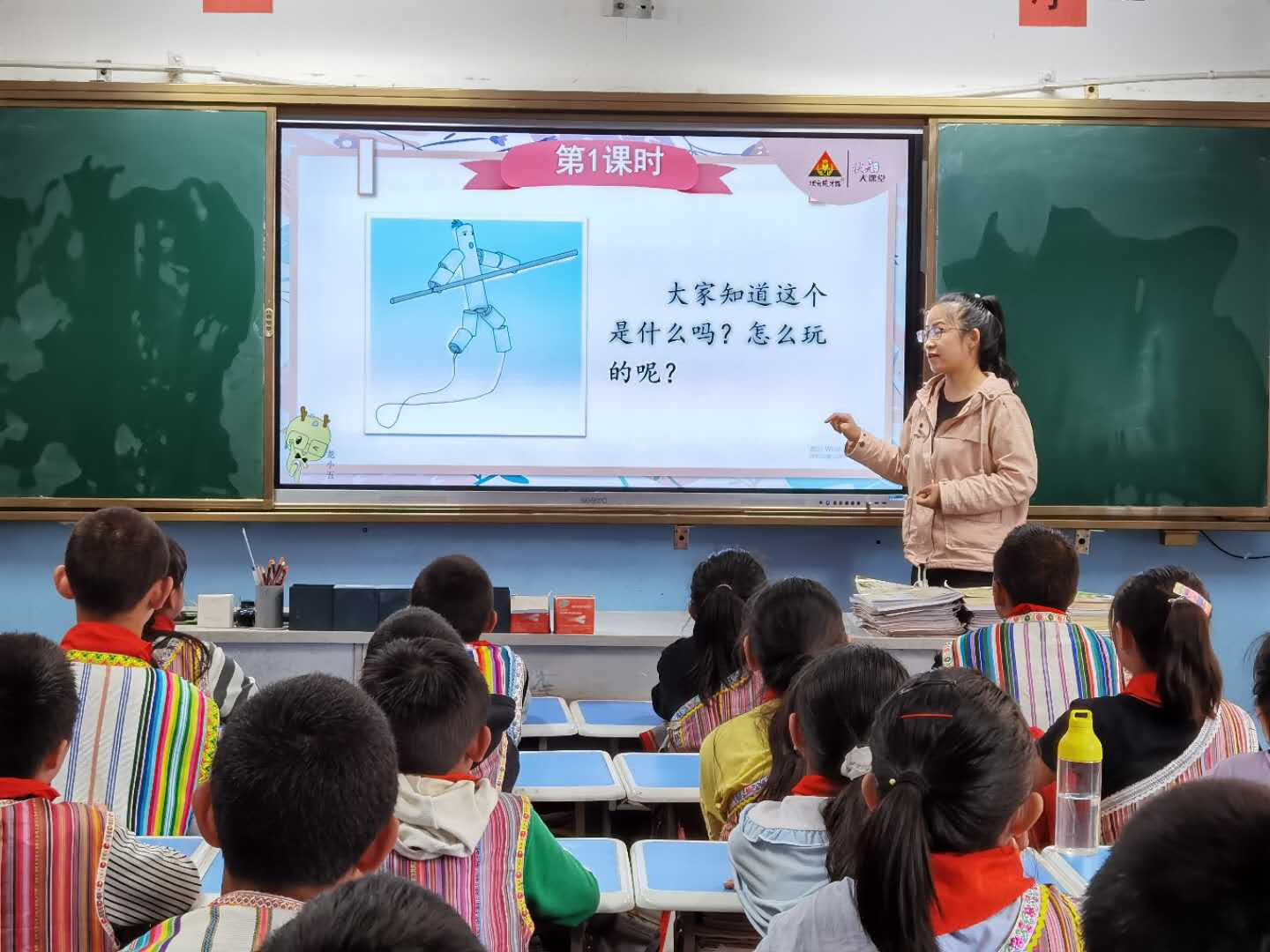 云南省怒江州独龙江乡中心完小的孩子正在利用“网络+教育”享受和城里孩子同等的教育机会，缩小数字鸿沟