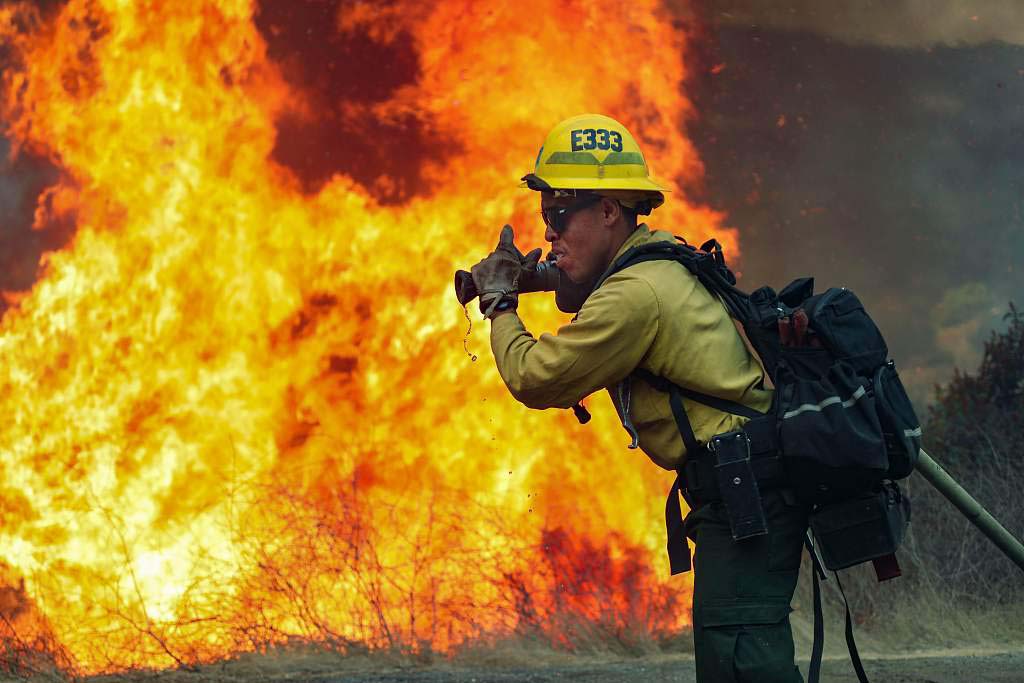 美国加州哈穆尔山谷爆发森林火灾 延烧4000英亩土地
