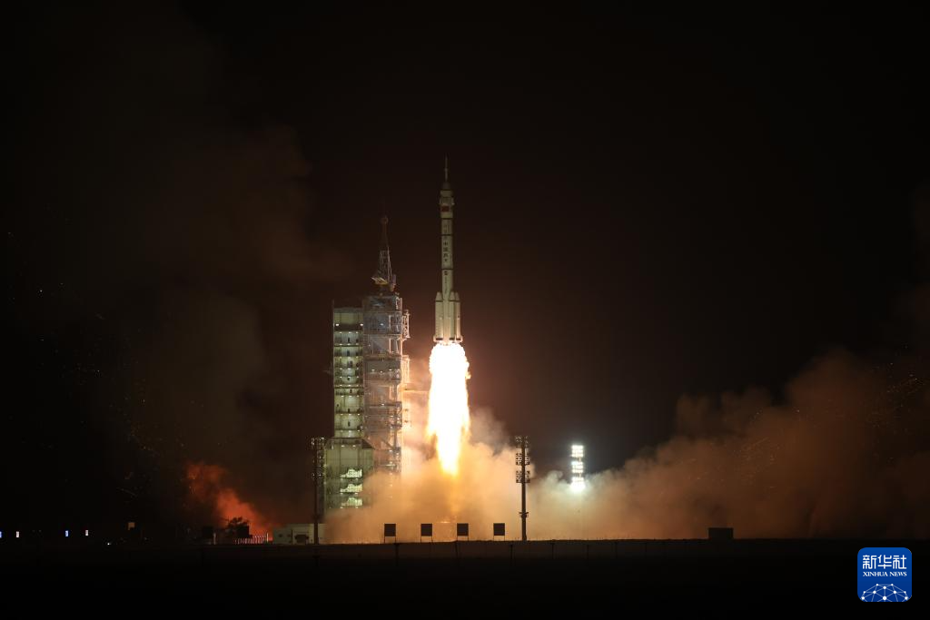 搭载神舟十八号载人飞船的长征二号f遥十八运载火箭在酒泉卫星发射