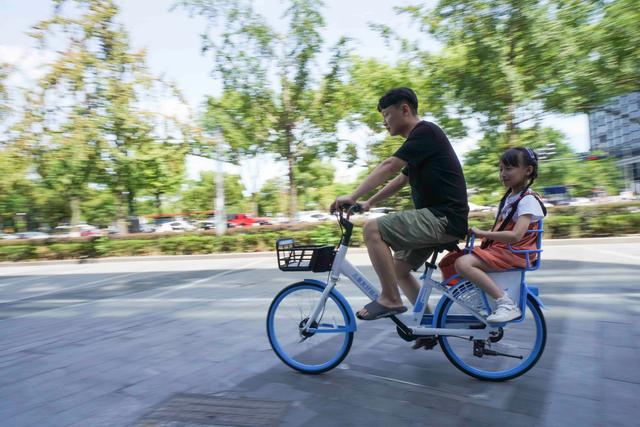 市民带娃骑行(南郊街道供图)