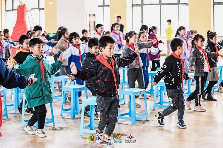 “童心港湾”文化下乡东乡行活动上孩子们在学习蒙古舞