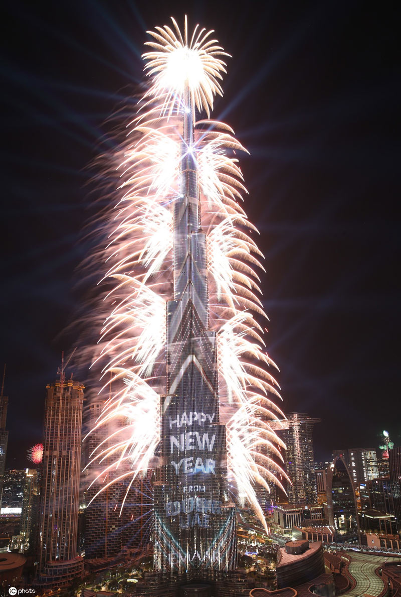 美爆了!迪拜哈利法塔举行跨年烟花灯光秀