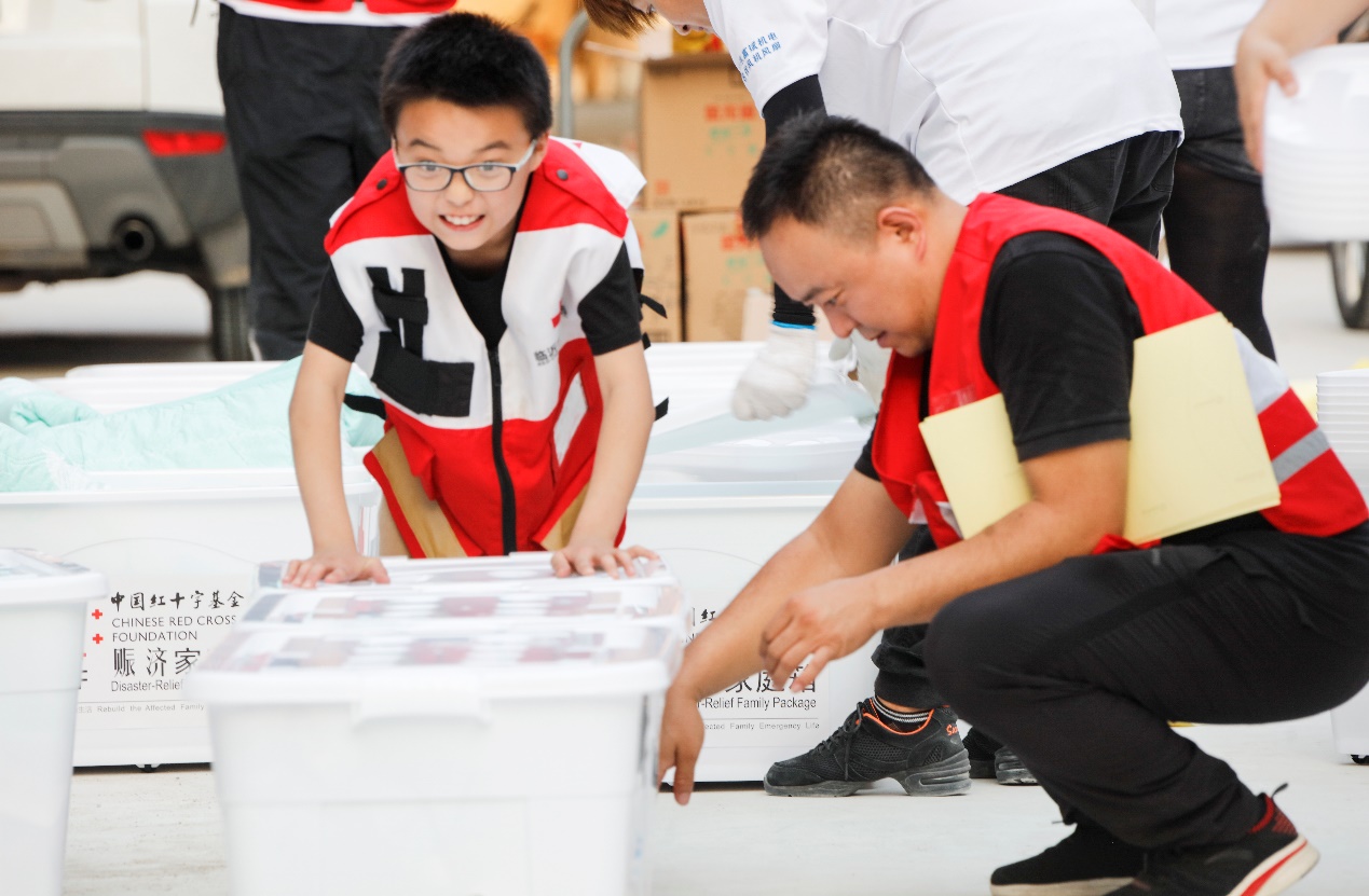 红十字志愿者在山东利奇马风灾后装配赈济家庭箱