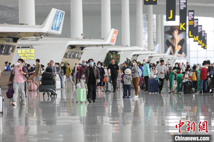 广州白云国际机场连续两天客流突破20万人次 创年内新高