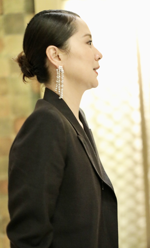 海清穿纱裙自提裙摆笑容灿烂心情好