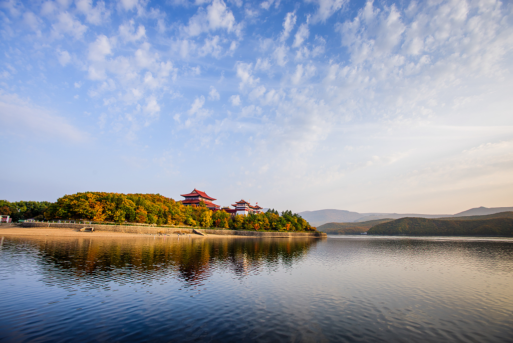 黑龙江牡丹江市群山环抱之中的镜泊湖